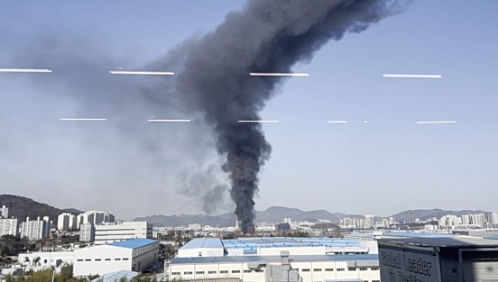 ▲ 14일 창원국가산단 공장 화재로 발생한 연기. ⓒ연합뉴스