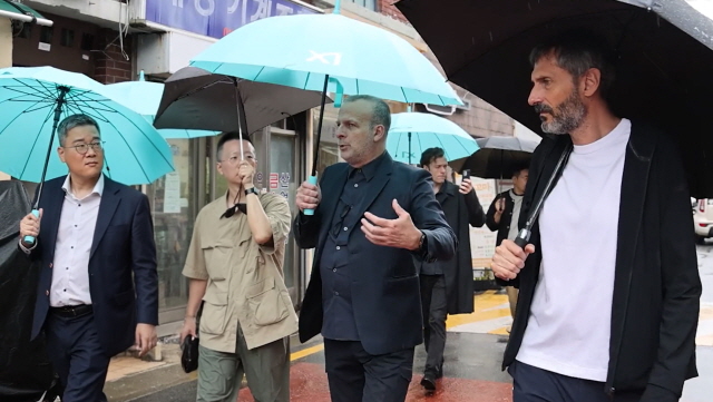 ▲ 데이비드 치퍼필드 아키텍츠 소속 담당임원과 GS건설 관계자들이 성수1지구 현장을 둘러보고 있다. ⓒGS건설