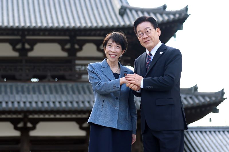 ▲ 이재명 대통령과 다카이치 사나에 일본 총리가 14일(현지 시간) 나라현의 대표 문화유적지인 호류지에서 열린 친교 행사에서 기념촬영을 하고 있다. ⓒ뉴시스