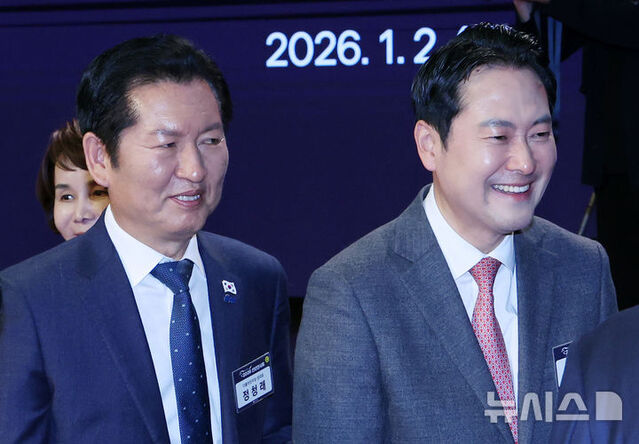 ▲ 정청래(왼쪽) 더불어민주당 대표와 장동혁 국민의힘 대표가 지난 2일 오후 서울 중구 대한상공회의소에서 열린 2026 경제계 신년인사회를 마치고 행사장을 나서고 있다.ⓒ뉴시스