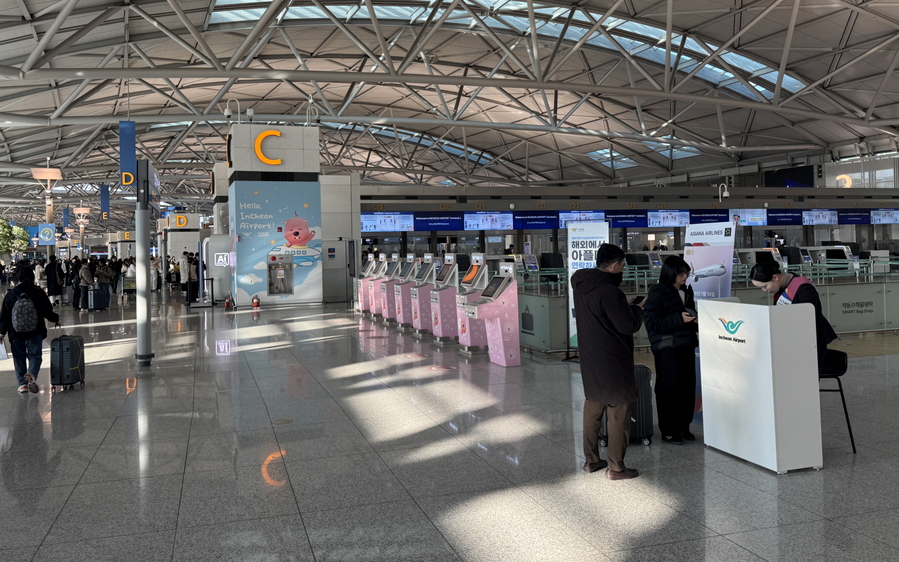 ▲ 실제로 T1 C열 안내 데스크에서 고객에게 응대하는 모습. ⓒ김재홍 기자