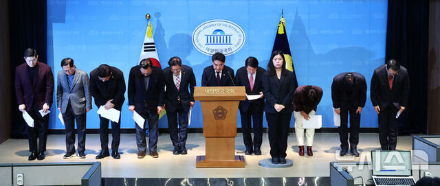 ▲ 국민의힘 소장파 초재선 모임 '대안과 미래' 소속 의원들이 14일 오전 서울 여의도 국회 소통관에서 한동훈 전 대표 제명 관련 입장표명 및 의원총회 개최를 촉구 기자회견을 열고 인사하고 있다. 2026.01.14. ⓒ뉴시스