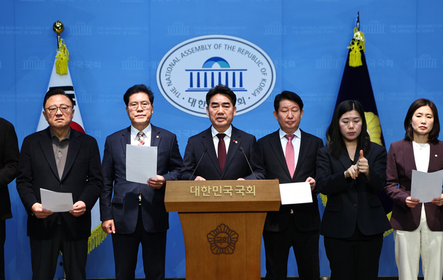 ▲ 국민의힘 소장파 초재선 모임 '대안과 미래' 소속 의원들이 14일 오전 서울 여의도 국회 소통관에서 기자회견을 열고 한동훈 전 대표 제명 관련 입장 표명 및 의원총회 개최를 촉구하고 있다. ⓒ뉴시스
