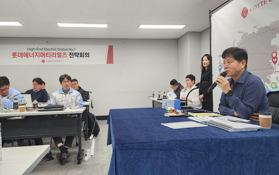 ▲ 2026 상반기 글로벌 전략회의에서 김연섭 대표이사(사진 오른쪽)가 발표를 하고 있다.ⓒ롯데에너지머티리얼즈