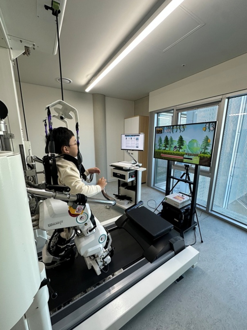 ▲ 파주시 운정다누림장애인복지관에서 로봇 재활치료를 받고 있다. ⓒ파주시 제공