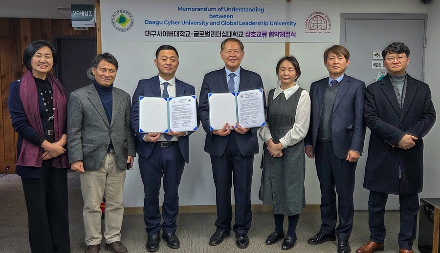 ▲ 대구사이버대–글로벌리더십대학교 상호교류 협약체결식(오른쪽 대구사이버대학교 이근용 총장, 왼쪽 글로벌리더십대학교 오트곤바트 바르후 총장)ⓒ대구사이버대