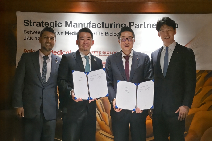 ▲ (왼쪽부터) 압흐짓 바티아(Abhijit Bhatia, COO) 라쿠텐메디칼 최고운영책임자, 미나미 마에다(Minami Maeda, President) 라쿠텐메디칼 사장, 박제임스 롯데바이오로직스 대표이사, 신유열 롯데바이오로직스 대표이사가 바이오 의약품 위탁생산 계약 체결식에서 기념사진을 촬영하고 있다. ⓒ롯데바이오로직스