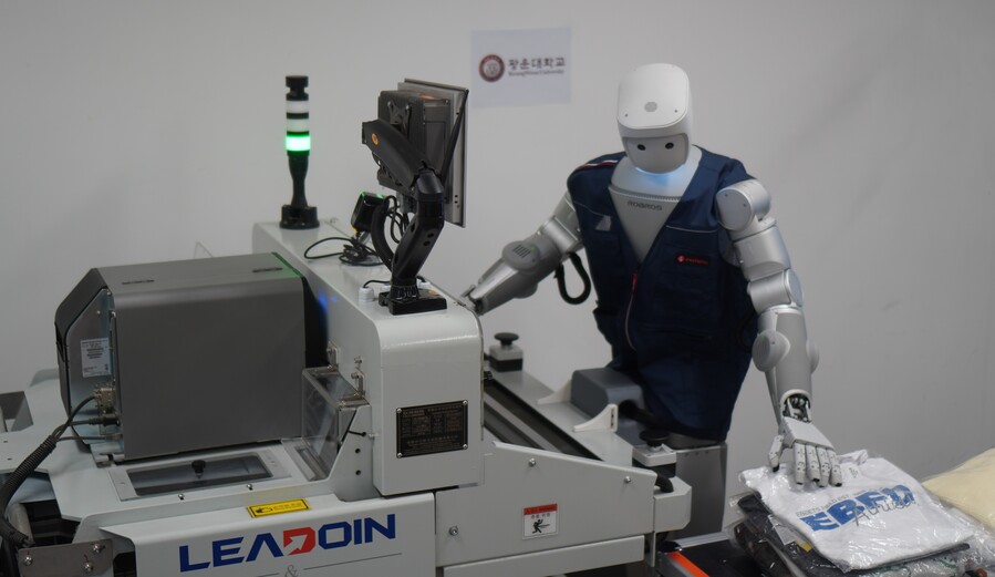 ▲ 롯데글로벌로지스가 로봇 전문기업 ‘로브로스’ 및 광운대, 경희대, 서강대와 함께 ‘이족 보행 AI 휴머노이드 로봇’ 실증 연구를 진행하고 있다. ⓒ롯데글로벌로지스