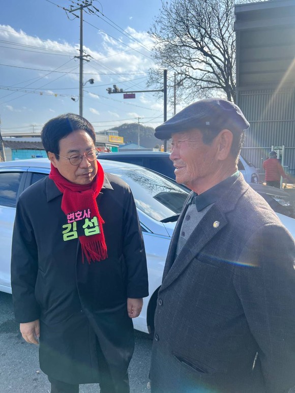 ▲ 섭 영천시장 출마예정자가 이른 아침 시민들과 인사를 나누며 현장 소통에 나서고 있다.ⓒ김섭 출마예정자측