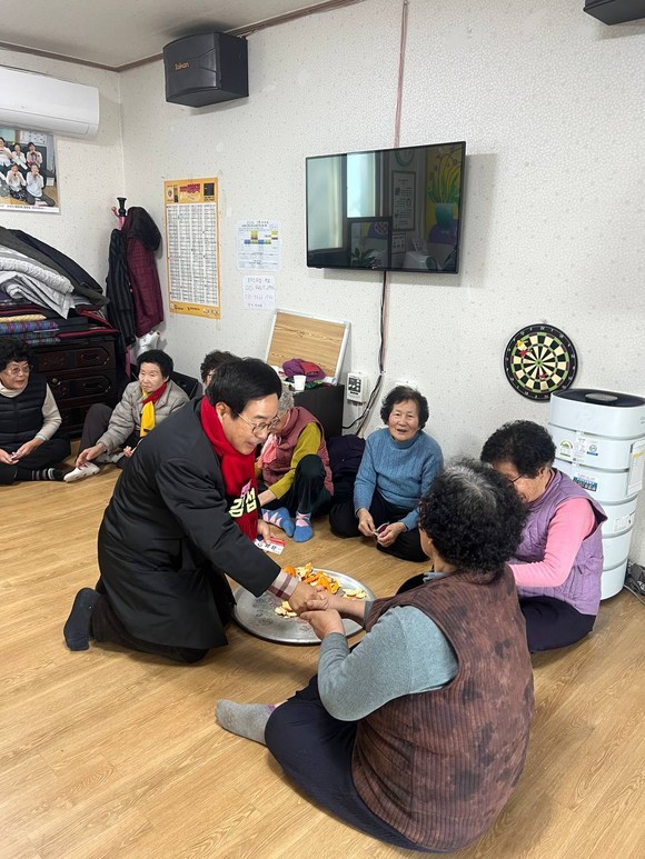 ▲ 김섭 영천시장 출마예정자가 이른 아침 마을회관을 방문, 시민들과 인사를 나누며 현장 소통에 나서고 있다.ⓒ김섭 출마예정자측