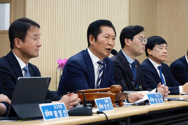 ▲ 정청래 더불어민주당 대표가 14일 충남 서산축산종합센터에서 열린 현장최고위원회의에서 발언하고 있다. ⓒ뉴시스