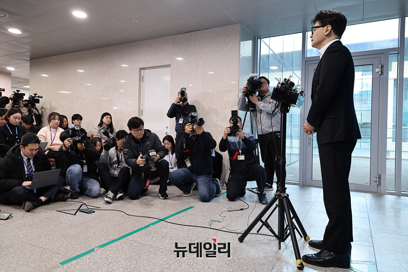 ▲ 당원게시판 사태와 관련해 국민의힘에서 제명된 한동훈 전 대표가 14일 오후 국회 기자회견장에서 긴급기자회견을 마치고 취재진의 질의에 답하고 있다. ⓒ정상윤 기자