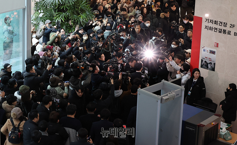 ▲ 당원게시판 사태와 관련해 국민의힘에서 제명된 한동훈 전 대표가 14일 오후 국회 소통관에서 열린 긴급기자회견 직후 소통관을 나서고 있다. 소통관 입구에는 한동훈 지지자들이 대거 몰려 이름을 연호하며 응원했다. ⓒ정상윤 기자