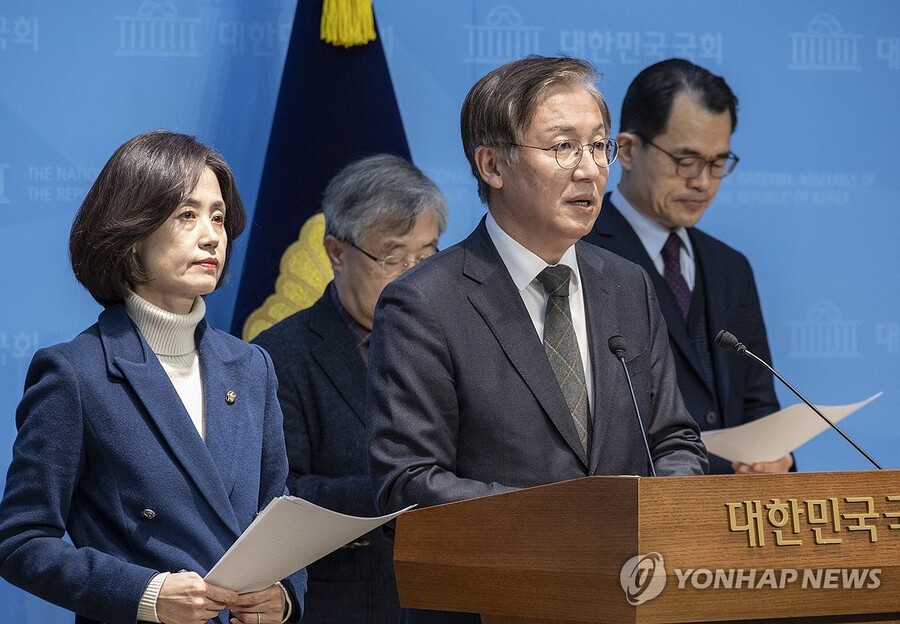 ▲ 검찰개혁 방향을 두고 정부와 여당을 비롯한 정치권의 의견이 엇갈리고 있는 14일 국회 소통관에서 조국혁신당 박은정 의원의 주선으로 검찰개혁 추진단 자문위원으로 참석했던 한동수 변호사를 포함한 6명의 법조인과 교수들이 자문위원 사퇴 기자회견을 하고 있다. ⓒ연합뉴스