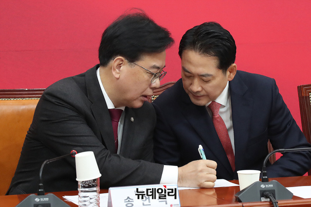 ▲ 장동혁 국민의힘 대표와 송언석 원내대표가 12일 오전 국회에서 열린 최고위원회의에서 대화를 나누고 있다. ⓒ이종현 기자