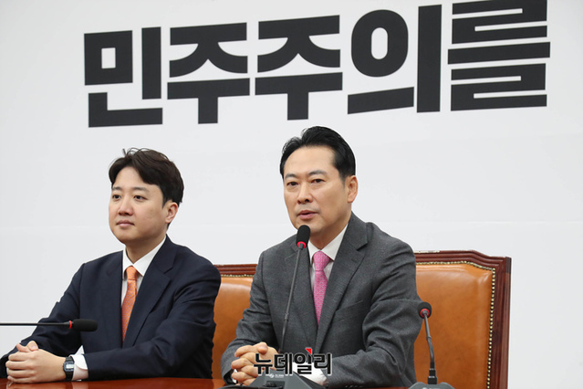 ▲ 장동혁 국민의힘 대표가 13일 오전 국회에서 이준석 개혁신당 대표와 '공천헌금·통일교 특검 연대' 관련 논의를 하기 전 발언을 하고 있다. ⓒ이종현 기자