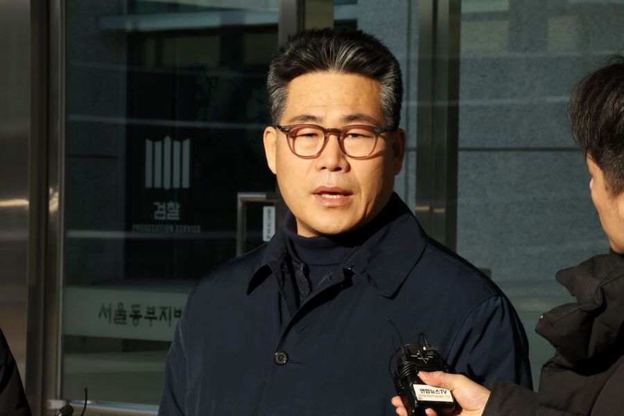 ▲ 백해룡 경정이 14일 오전 서울 송파구 서울동부지방검찰청 앞에서 세관 마약수사 외압 의혹 합동수사단 파견 종료에 대한 소회를 밝히며 취재진의 질문에 답하고 있다. ⓒ뉴시스