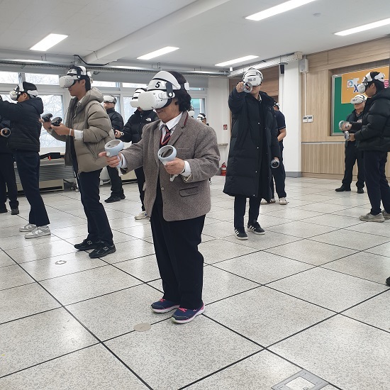 ▲ 25년 송학중학교 입학한 만학도 김모씨(78.여)가 동료학생들과 교육프로그램에 참여하고 있다.