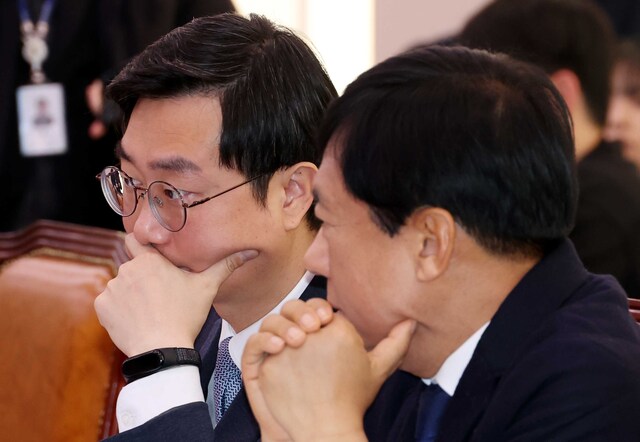 ▲ 장경태 더불어민주당 의원이 5일 오전 서울 여의도 국회에서 열린 법제사법위원회 법안심사제1소위원회에서 이성윤 의원과 대화를 하고 있다. ⓒ뉴시스