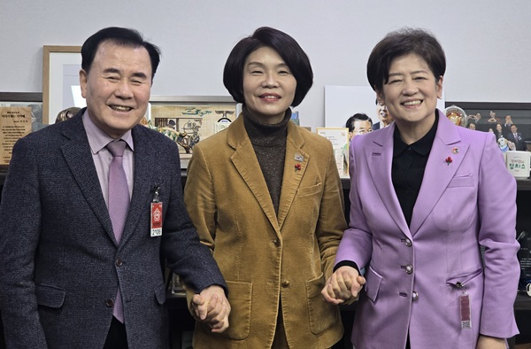 ▲ 김지철 충남교육감(왼쪽)이 14일 국회 방문해 충남·대전 행정통합 관련 간담회에 앞서 기념촬영을 하고 있다.ⓒ