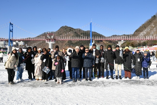 ▲ 주한 외교관들로 구성된 외교 사절단이 지난 13일 화천산천어축제장을 방문했다. ⓒ화천군