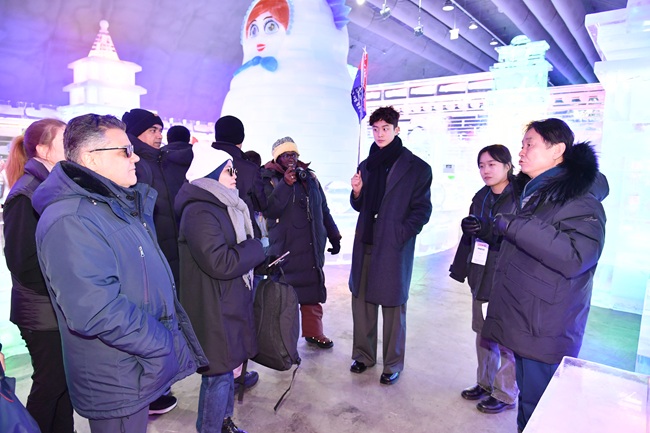 ▲ 주한 외교관들로 구성된 외교 사절단이 지난 13일 화천산천어축제장을 방문했다. ⓒ화천군