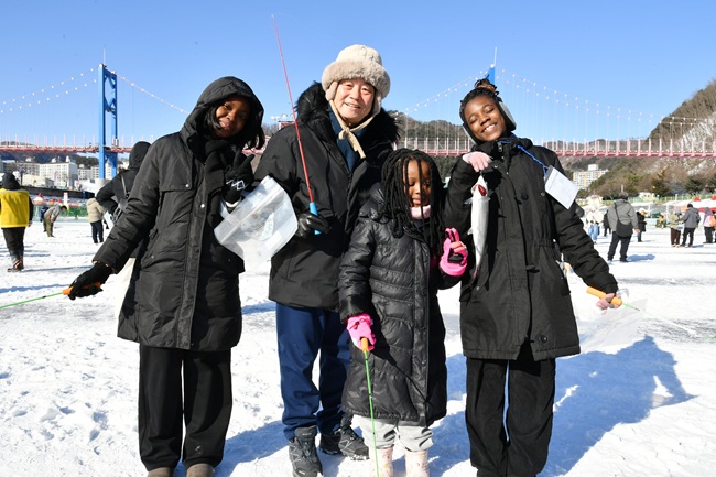 ▲ 주한 외교관들로 구성된 외교 사절단이 지난 13일 화천산천어축제장을 방문했다. ⓒ화천군