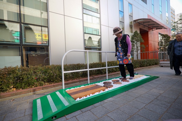 ▲ 용인시가 지역내 복지관에 설치한 인지건강디자인 시설. ⓒ용인시 제공
