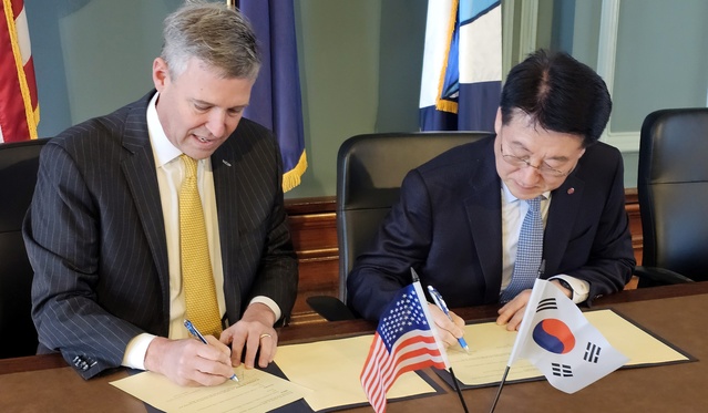 ▲ 오른쪽부터 한전 정치교 안전영업배전부사장, Daniel Rickenmann 컬럼비아시장. (사진=한전) ⓒ전성무 기자