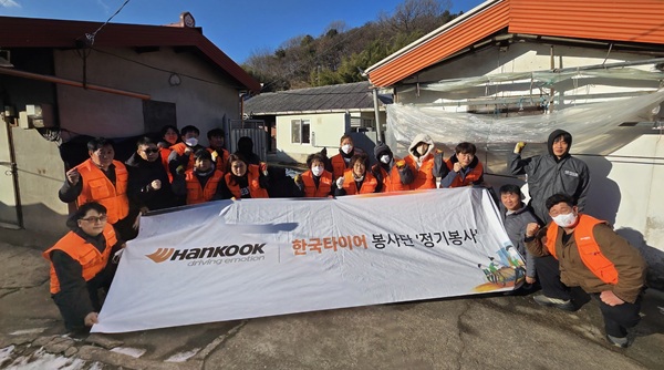 ▲ 지난 13일 한국타이어 나눔회 봉사단이 금산읍에서 지역사회 취약계층을 대상으로 연탄 나눔 봉사활동을 진행했다.ⓒ금산군