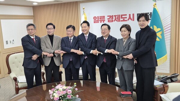 ▲ 14일 국민의힘 장동혁 대표와 이장우 대전시장이 대전시청에서 ‘고도의 지방분권’과 기존 통합 법안에 담긴 257개 특례 조항의 온전한 유지를 강하게 주문했다. 
ⓒ대전시