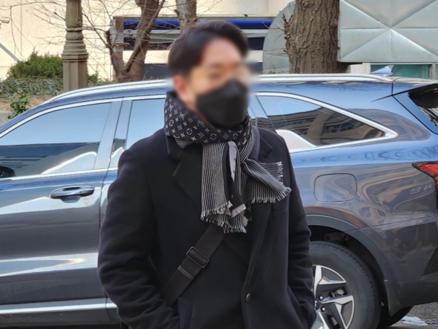 ▲ 김병기 의원 전 보좌관인 A씨가 14일 서울 마포구 서울경찰청 공공범죄수사대에 참고인 신분으로 출석하고 있다. ⓒ연합뉴스