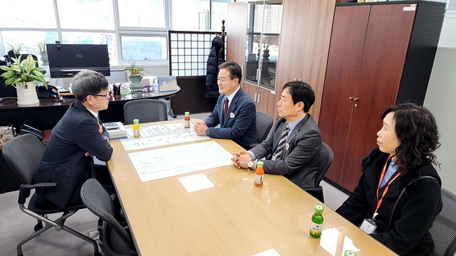 ▲ 신영재 홍천군수가 세종정부청사 가족예산처재정성과국장을 방문해 지속적인 관심과 협조를 요청했다. ⓒ홍천군