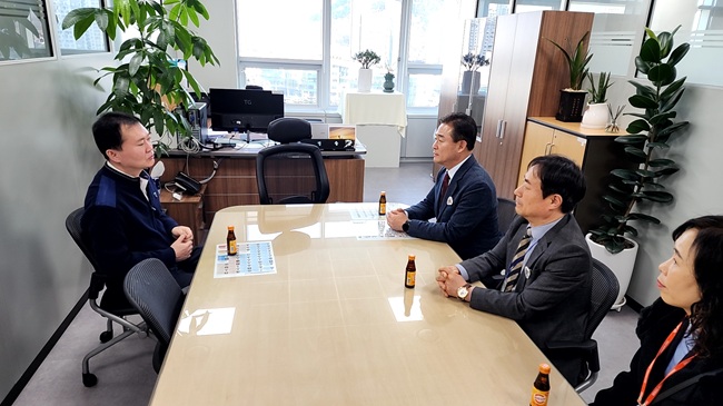 ▲ 신영재 홍천군수가 세종정부청사 재정투자심의관을 방문해 지속적인 관심과 협조를 요청했다. ⓒ홍천군