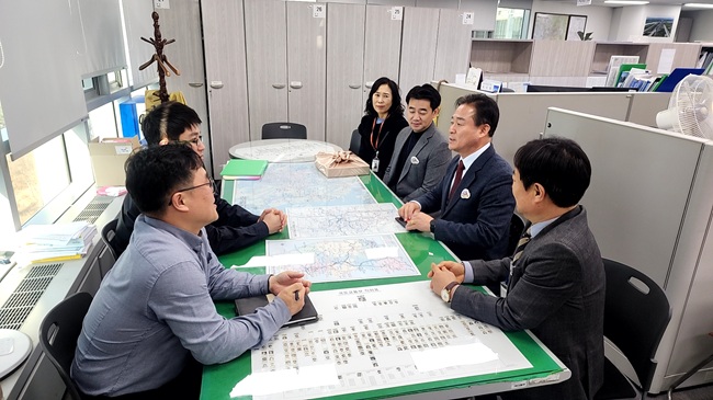 ▲ 신영재 홍천군수가 세종정부청사 국토부 철도투자개발을 방문해 지속적인 관심과 협조를 요청했다. ⓒ홍천군