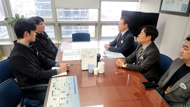 ▲ 신영재 홍천군수가 국가철도공단 사업기획처를 방문해 지속적인 관심과 협조를 요청했다. ⓒ홍천군