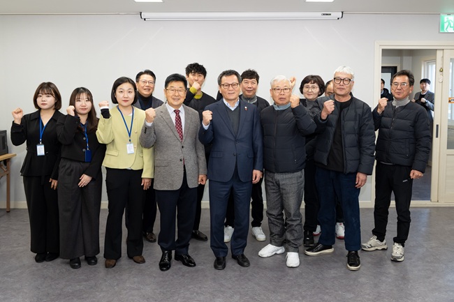 ▲ 김홍규 강릉시장이 13일 강릉시교통약자이동지원센터를 방문해 현장 애로사항을 청취하고 개선 요구사항을 점검하는 등 앞으로 나아갈 발전 방향을 논의했다. ⓒ강릉시