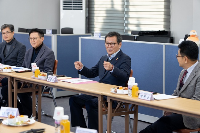 ▲ 김홍규 강릉시장이 13일 강릉시교통약자이동지원센터를 방문해 현장 애로사항을 청취하고 개선 요구사항을 점검하는 등 앞으로 나아갈 발전 방향을 논의했다. ⓒ강릉시