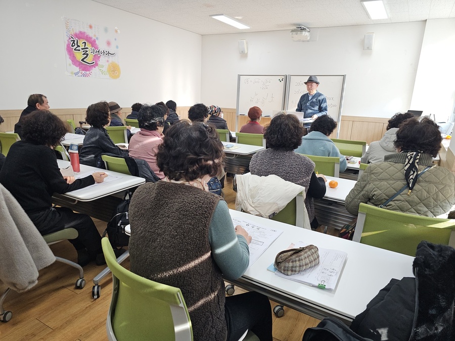 ▲ 대구 남구(구청장 조재구)는 지난 1월 5일 배움의 기회를 놓친 주민들의 학력 보완과 검정고시 응시를 지원하기 위한 ‘2026년 초·중·고등 검정고시반’을 개강했다.ⓒ대구 남구