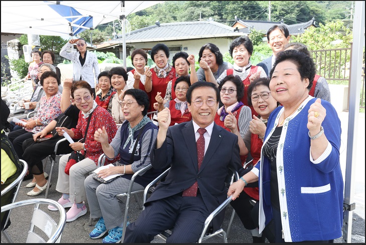 ▲ 김문근 단양군수 관내 마을행사에 참여,어르신들과 기념촬영을 하고 있다.
