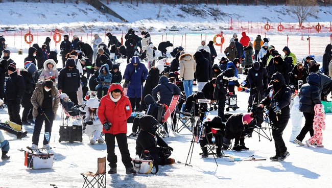 ▲ 14일 강추위 속에 강원도 평창군 진부면 오대천 일원에 열린 평창송어축제를 찾은 방문객들이 송어 얼음낚시를 즐기고 있다. '겨울이 더 즐거운 송어 나라, 평창'이라는 주제로 열린 올해 축제는 송어낚시를 넘어 전시·문화·휴식 콘텐츠를 강화한 겨울 종합 관광축제로 내달 9일 까지 방문객을 맞는다. ⓒ평창군