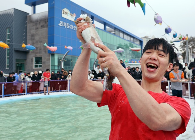 ▲ 14일 강추위 속에 강원도 평창군 진부면 오대천 일원에 열린 평창송어축제를 찾은 방문객이 송어 맨손잡기 체험을 즐기고 있다. '겨울이 더 즐거운 송어 나라, 평창'이라는 주제로 열린 올해 축제는 송어낚시를 넘어 전시·문화·휴식 콘텐츠를 강화한 겨울 종합 관광축제로 내달 9일까지 방문객을 맞는다. ⓒ평창군