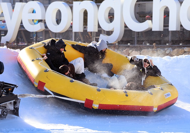 ▲ 14일 강추위 속에 강원도 평창군 진부면 오대천 일원에 열린 평창송어축제를 찾은 방문객들이 눈밭에서 스노우래프팅을 즐기고 있다. '겨울이 더 즐거운 송어 나라, 평창'이라는 주제로 열린 올해 축제는 송어낚시를 넘어 전시·문화·휴식 콘텐츠를 강화한 겨울 종합 관광축제로 내달 9일까지 방문객을 맞는다. ⓒ평창군