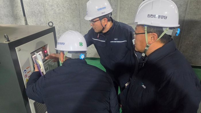 ▲ 인천환경공단 ‘알파 팀’이 최근 송산 공공하수처리시설에서 순간 정전이 발생자 즉시 가동되고 있다.ⓒ인천환경공단 제공