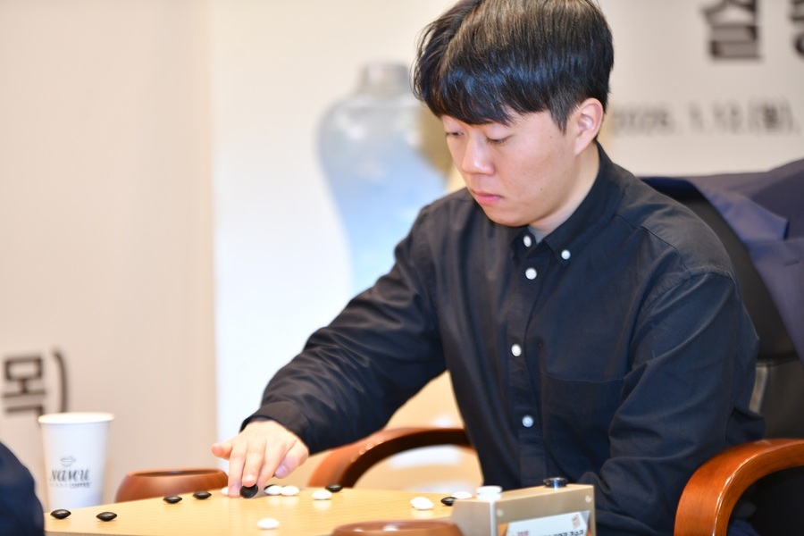 ▲ 신민준 9단이 LG배 결승 2국에서 이치리키 9단을 상대로 반격에 성공했다.ⓒ한국기원 제공