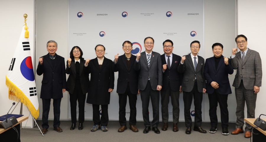 ▲ 제8기 지역신문발전위원회 위원 위촉(가운데 김영수 문체부 제1차관).ⓒ문체부