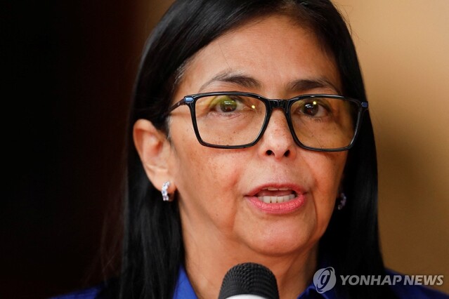 ▲ 14일(현지시각) 열린 기자회견에서 발언 중인 델시 로드리게스 베네수엘라 임시 대통령. 출처=로이터ⓒ연합뉴스