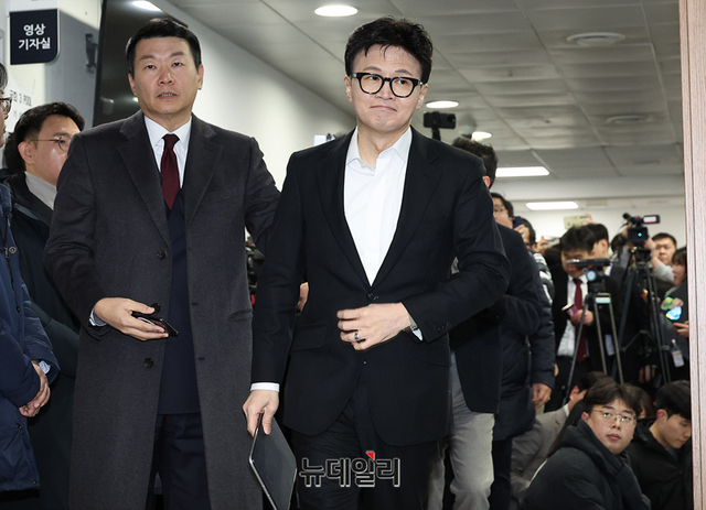 ▲ 당원게시판 사태와 관련해 국민의힘에서 제명된 한동훈 전 대표가 14일 오후 국회 기자회견장에서 긴급기자회견을 위해 입장하고 있다. ⓒ정상윤 기자