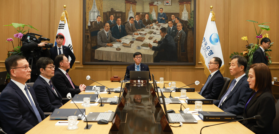▲ 이창용 한국은행 총재가 15일 서울 중구 한국은행 본관에서 열린 금융통화위원회 본회의에서 의사봉을 두드리고 있다. ⓒ한국은행