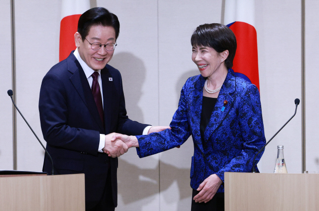 ▲ 이재명 대통령과 다카이치 사나에 일본 총리가 13일 일본 나라현 정상회담장에서 공동언론발표 후 악수를 하고 있다.ⓒ연합뉴스